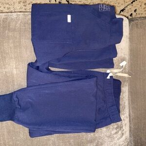 Mens FIGS scrub set jogger style. Small top and small bottoms